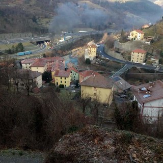 Veicolo in fiamme all'ingresso dell'autostrada a Masone (FOTO)