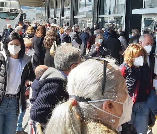 Sansa all'attacco sulla gestione dell'hub vaccinale: "Tutti in coda, per prendere il vaccino o il virus?"