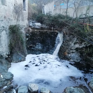 Ancora sversamenti di percolato nel rio Cassinelle, le segnalazioni dei cittadini (FOTO e VIDEO)