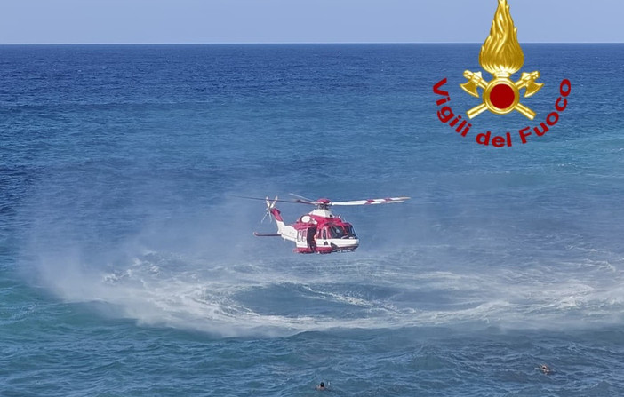 Bogliasco, ritrovato vivo dopo otto ore il giovane disperso in mare: recuperato dall’elicottero Drago Bogliasco, ritrovato vivo dopo otto ore il giovane disperso in mare: recuperato dall’elicottero Drago