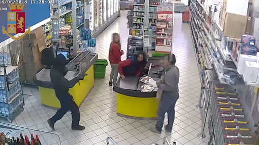 Rapine per pagare droga e riti esoterici: due arresti