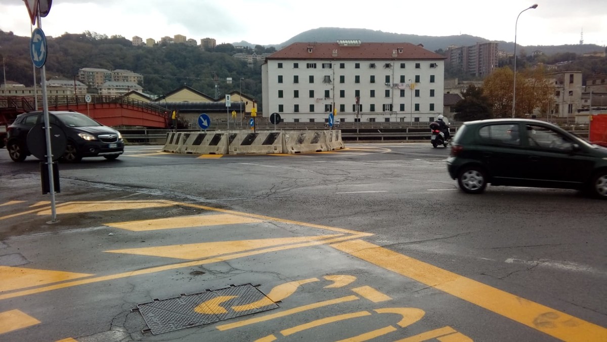 Via alla circolazione dei veicoli nella rotonda di Via 30 Giugno 1960
