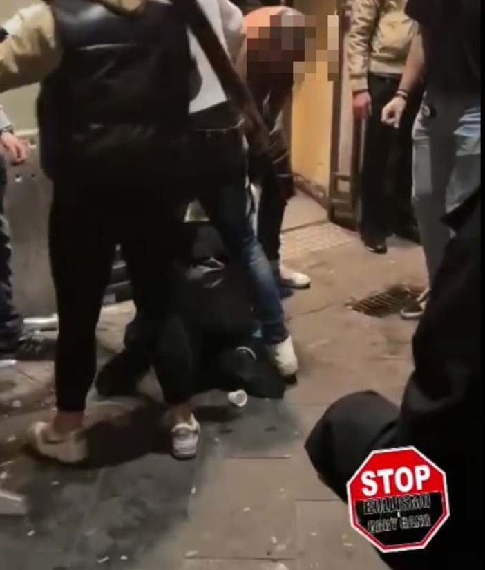 Spezia, calci e pugni a un giovane nordafricano da militanti di estrema destra (Video)