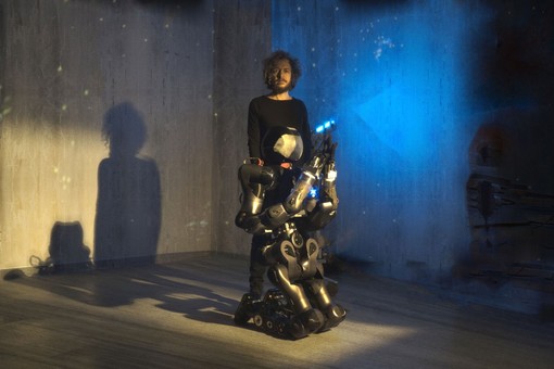 Istituto Italiano di Tecnologia: il nuovo robot umanoide COMAN+ protagonista nel video clip musicale dell’artista Alex Braga (FOTO e VIDEO)