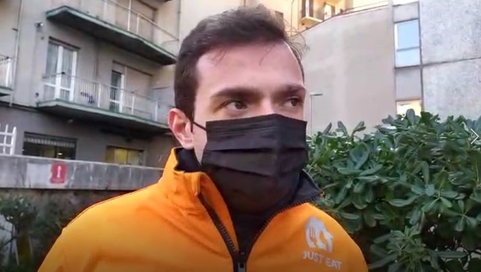Regolarizzati, ma con stipendi dimezzati, il paradosso dei riders di Just Eat che sabato scenderanno in piazza (VIDEO)