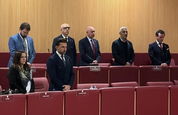 Un fiocco rosso in aula per dire no alla violenza sulle donne, Vince Liguria-Noi Moderati e Orgoglio Liguria: "Difendiamo i loro diritti e la loro libertà" Un fiocco rosso in aula per dire no alla violenza sulle donne, Vince Liguria-Noi Moderati e Orgoglio Liguria: "Difendiamo i loro diritti e la loro libertà"