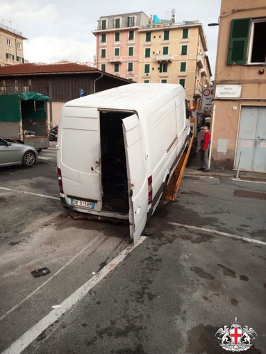 Cornigliano: dopo la rimozione di 4 auto, ieri rimossi anche 4 furgoni abbandonati
