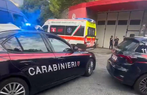 Quarto, persone alterate minacciano i passanti con bottiglie: intervengono le forze dell’ordine Quarto, persone alterate minacciano i passanti con bottiglie: intervengono le forze dell’ordine