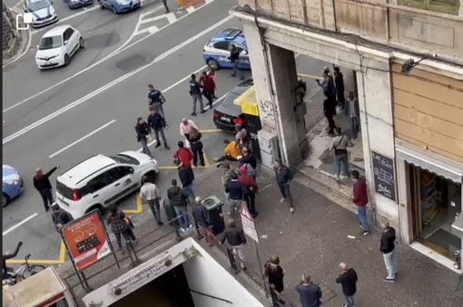 Rissa in piazza Montano, le immagini degli scontri e l'arrivo delle volanti della Polizia (Video)