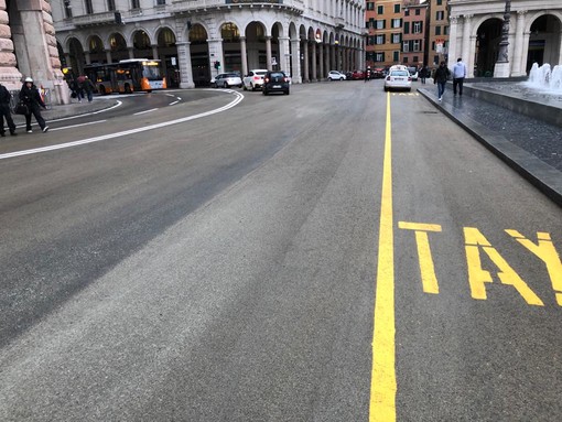 Conclusa in anticipo la riasfaltatura e la tracciatura dei parcheggi nella zona di piazza De Ferrari [FOTO]