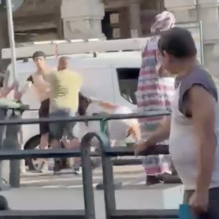 Sampierdarena, tentato furto in piazza Montano: il sospetto bloccato e malmenato dalla folla prima dell'arrivo della Polizia [VIDEO]