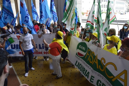 Ristorazione scolastica di nuovo in piazza: la protesta davanti alla Regione (VIDEO e FOTO)
