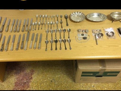 Badante in manette a Sampierdarena: rubava all'assistita argenteria e preziosi Badante in manette a Sampierdarena: rubava all'assistita argenteria e preziosi