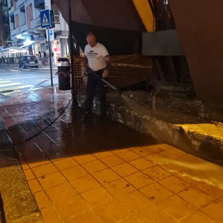 Recco, pulizia straordinaria nel centro cittadino: lavaggio intensivo di marciapiedi e porticati Recco, pulizia straordinaria nel centro cittadino: lavaggio intensivo di marciapiedi e porticati