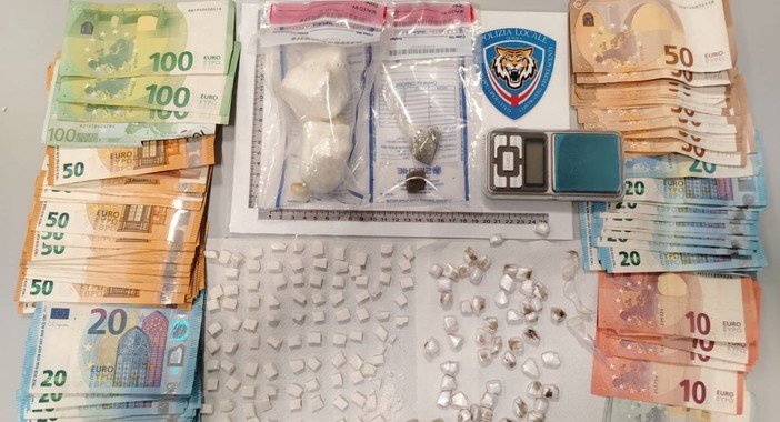 Spaccio di droga nel centro storico, arrestato un uomo dalla Polizia Locale: sequestrati circa due etti di cocaina, crack e oltre ottomila euro