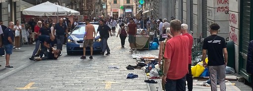 Rissa in mezzo ai passanti in via San Lorenzo, interviene la polizia (video) Rissa in mezzo ai passanti in via San Lorenzo, interviene la polizia (video)