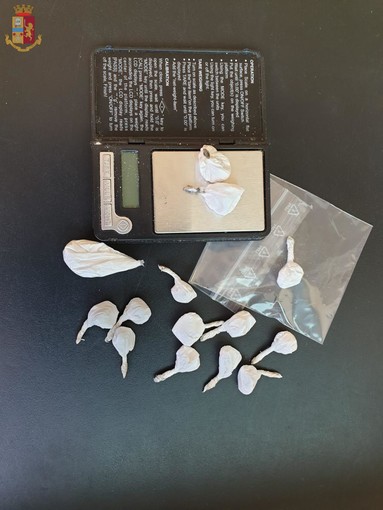 Spaccia negli stabili in cui presta servizio: denunciato dipendente di una ditta di pulizie Spaccia negli stabili in cui presta servizio: denunciato dipendente di una ditta di pulizie