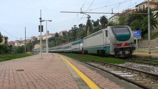 Imperia, arrestato l'aggressore del capotreno con cocci di bottiglia.  Oggi lo sciopero dei ferrovieri