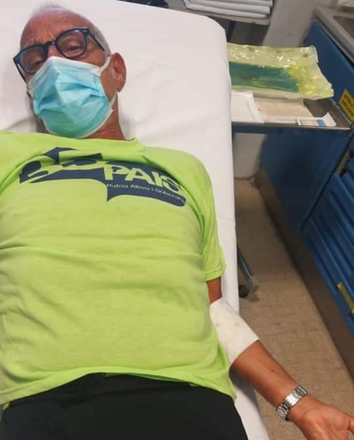 Il capogruppo di Fdi in Regione Balleari in ospedale dopo essere stato aggredito da un cane: "Mi ha letteralmente sbranato" Il capogruppo di Fdi in Regione Balleari in ospedale dopo essere stato aggredito da un cane: "Mi ha letteralmente sbranato"