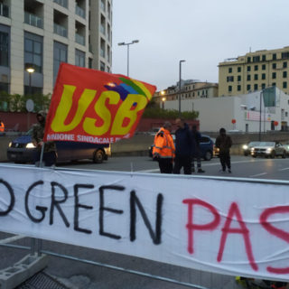 Green pass, sciopero Usb, bloccato il varco portuale di San Benigno, rallentamenti in varco Albertazzi (FOTO e VIDEO)
