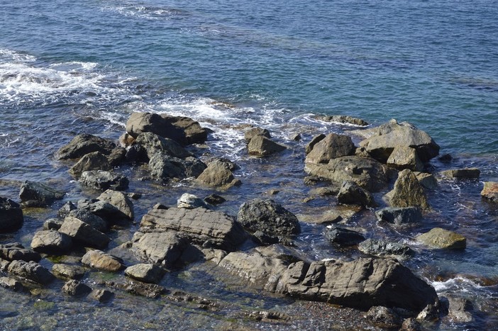 Allarme per mareggiate intense lungo le coste liguri