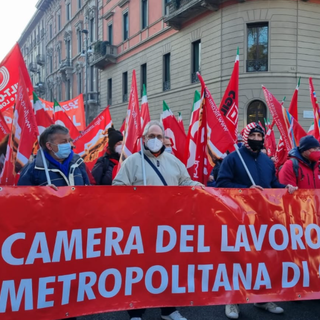 Sciopero generale, una delegazione della CGIL di Genova alla manifestazione di Milano (Foto e Video) Sciopero generale, una delegazione della CGIL di Genova alla manifestazione di Milano (Foto e Video)