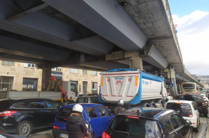 Il corteo contro il green pass arriva al terminal traghetti e paralizza il traffico (FOTO e VIDEO)