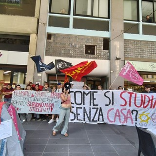 Diritto alla casa, presidio degli studenti ad Aliseo. Cgil e Sunia: "La Regione intervenga sugli alloggi universitari" Diritto alla casa, presidio degli studenti ad Aliseo. Cgil e Sunia: "La Regione intervenga sugli alloggi universitari"