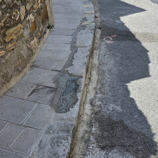 Il marciapiede di larghezza inferiore a un metro segnalato da Calisi