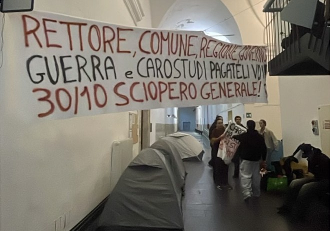 All'Albergo dei Poveri gli studenti montano le tende e annunciano presidio a oltranza All'Albergo dei Poveri gli studenti montano le tende e annunciano presidio a oltranza