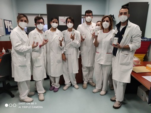 Trattati i primi pazienti con la pillola anticovid, Bassetti: "Eviterà il ricovero in ospedale"