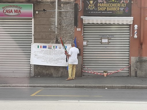 "Peace per tutti gli esseri umani", lo striscione della comunità egiziana davanti al barber shop di Sestri Ponente "Peace per tutti gli esseri umani", lo striscione della comunità egiziana davanti al barber shop di Sestri Ponente