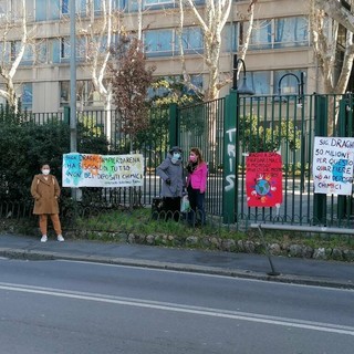 Manifestazione pacifica delle insegnanti della Scuola d'infanzia Firpo contro l’amministrazione locale e il Presidente del Consiglio Mario Draghi: la solidarietà del PCI Genova