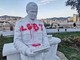 Imbrattata nuovamente la statua di Giorgio Parodi, co fondatore della Moto Guzzi (FOTO)