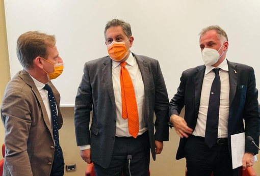 Scajola: "Ministro Garavaglia ha accolto la proposta di riduzione della distanza minima tra gli ombrelloni"