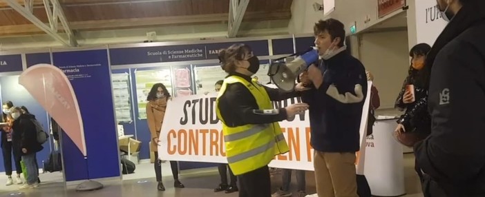Blitz degli studenti no green pass al salone Orientamenti, "Diritto allo studio non può essere barattato con un lasciapassare" (VIDEO)