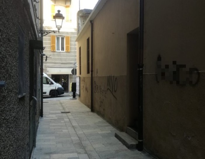 Varazze, 85 auto imbrattate con bombolette spray e scritte offensive contro i carabinieri: denunciati due ragazzini