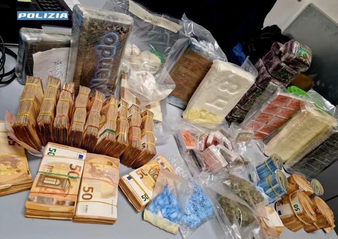 Molassana, aveva in casa oltre 8 chili di cocaina e 5 di cannabis: arrestato un 61enne Molassana, aveva in casa oltre 8 chili di cocaina e 5 di cannabis: arrestato un 61enne