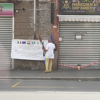 "Peace per tutti gli esseri umani", lo striscione della comunità egiziana davanti al barber shop di Sestri Ponente