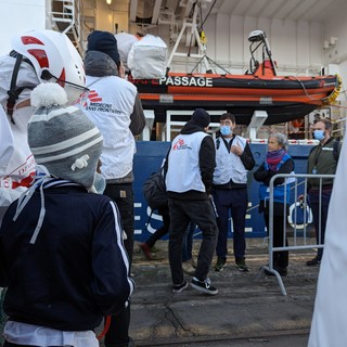 Geo Barents, concluse le operazioni di sbarco: a bordo restano 99 persone