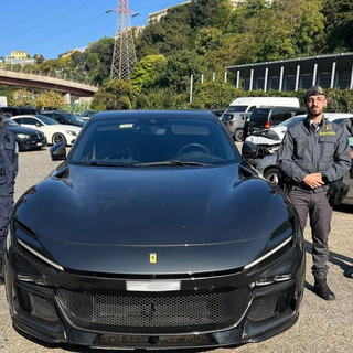 Maxi sequestro a Genova: Ferrari ‘Purosangue’ da settecento mila euro bloccata per tentato contrabbando