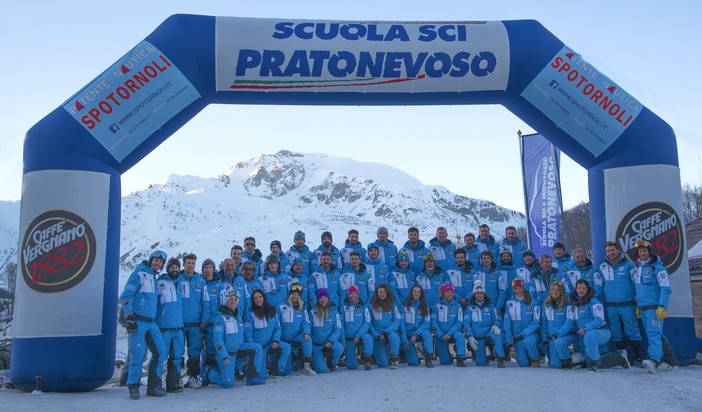 Alla scuola sci Prato Nevoso lo staff è tutto vaccinato: "Lo dobbiamo ai clienti e a noi stessi dopo due anni duri" Alla scuola sci Prato Nevoso lo staff è tutto vaccinato: "Lo dobbiamo ai clienti e a noi stessi dopo due anni duri"