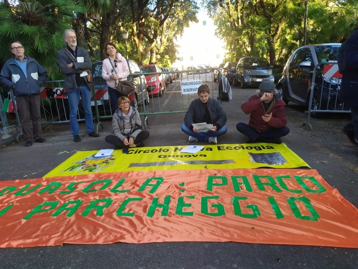 Il sit in davanti al parcheggio dei giorni scorsi
