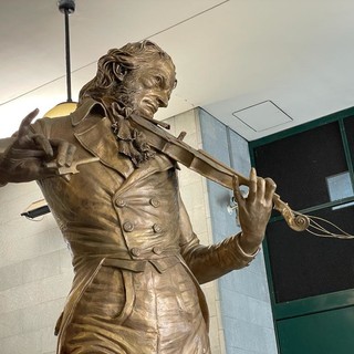 Genova, vandalizzata la statua di Paganini davanti al Carlo Felice