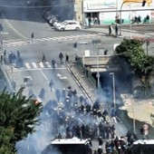 Derby, clima di altissima tensione: tafferugli e scontri sul Ponte Serra Derby, clima di altissima tensione: tafferugli e scontri sul Ponte Serra