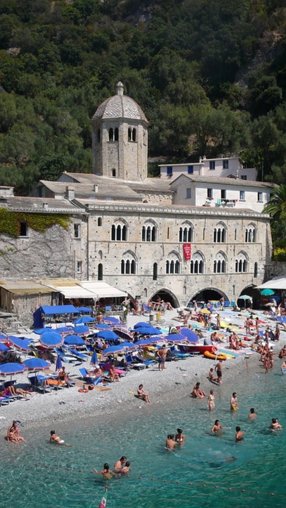 San Fruttuoso di Camogli: la spiaggia genovese tra le meraviglie di Forbes