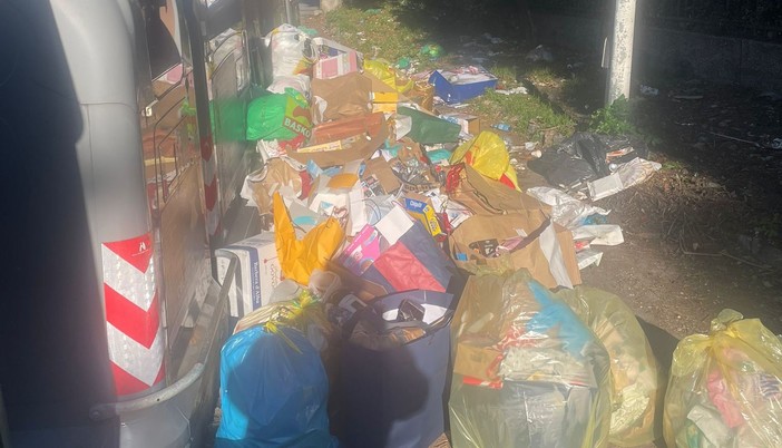 Viale Gambaro sommersa dai rifiuti dopo Natale, residenti furiosi: "Ennesimo fallimento del servizio di raccolta" Viale Gambaro sommersa dai rifiuti dopo Natale, residenti furiosi: "Ennesimo fallimento del servizio di raccolta"
