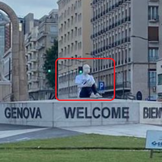 Un manichino saluta i turisti alla Foce