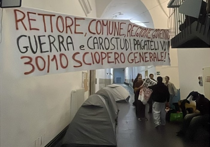 All'Albergo dei Poveri gli studenti montano le tende e annunciano presidio a oltranza