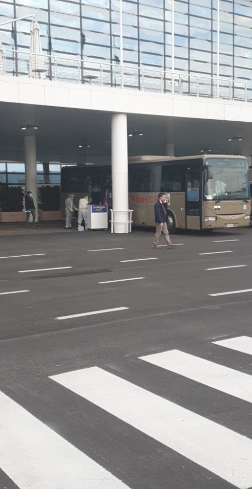Coronavirus, al via le operazioni di sbarco degli ultimi 55 passeggeri italiani a bordo di Costa Luminosa (FOTO)